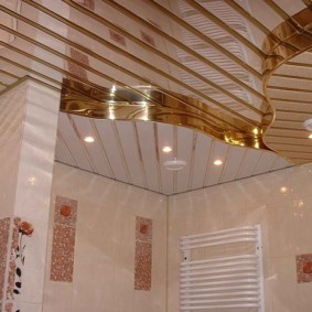 Dvojúrovňový strop vyrobený z roštových PVC panelov
