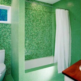 Wit gordijn in een groene badkamer