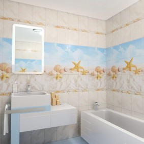 Baño de azulejos brillantes