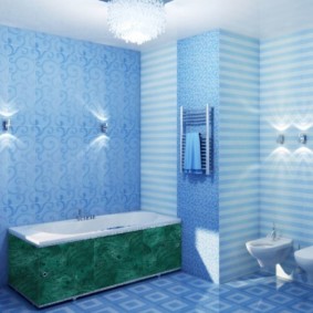 Painéis azuis no interior do banheiro