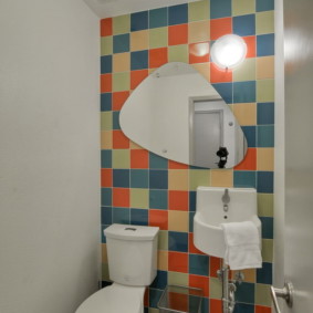 Keramische toiletwanddecoratie in caleidoscoopstijl