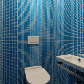 Blauwe mozaïektegels in een klein toilet