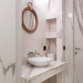 Niches dans la salle de bain avec garniture en marbre