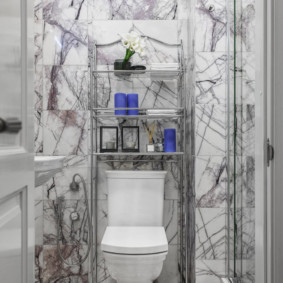 Carreaux de marbre dans une petite toilette