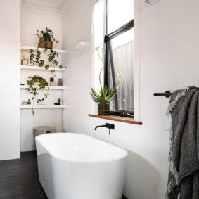 Salle de bain avec une fenêtre dans le mur