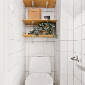 Toilettes étroites avec étagères en bois