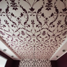 Papier peint intissé au plafond de la salle de bain