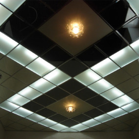 Plafond en verre avec éclairage intégré