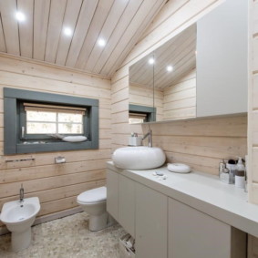 تغطي غرفة المرحاض مع بطانة خشبية