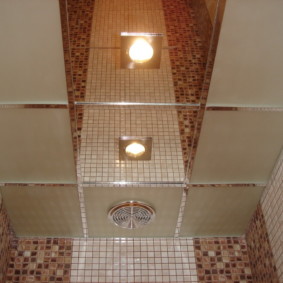 لوحات المرآة على سقف غرفة المرحاض