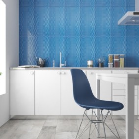 Blauwe panelen in een moderne keuken