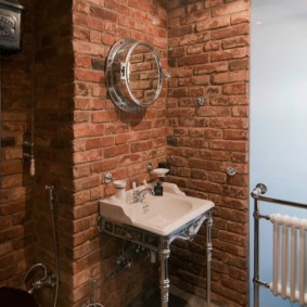 Ancien lavabo contre un mur de briques