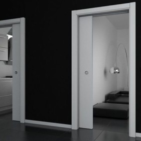 ประตูสีขาวในผนังสีดำ