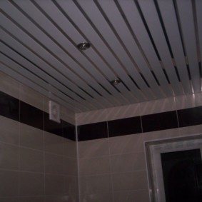 Rails de plafond en aluminium dans la salle de bain combinée