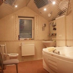 Plafond miroir dans la salle de bain d'une maison de campagne