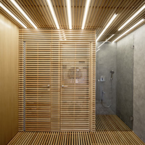 Lót phòng tắm với những thanh gỗ từ gỗ thông