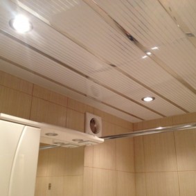 Grille décorative sur le ventilateur de la salle de bain