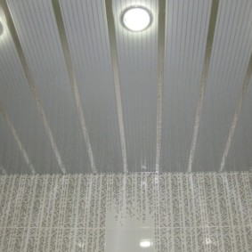 Plafond à lattes avec surface texturée