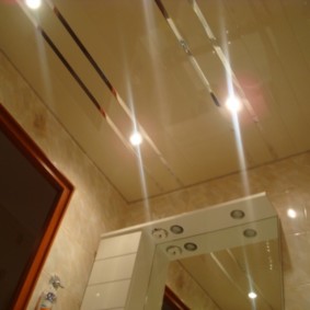 Plafond massif avec inserts de miroir