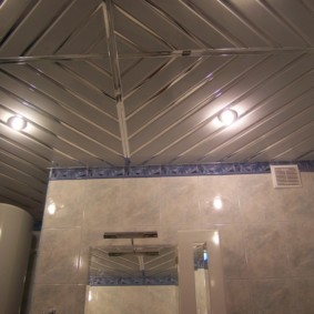 Glanzend aluminium plafond