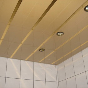 Plafond lisse dans la salle de bain d'un appartement en ville
