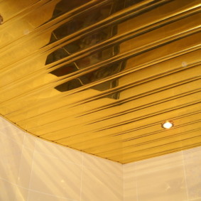 Plafond doré dans une salle de bain moderne