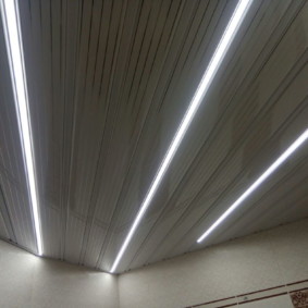 Rubans d'éclairage au plafond lambrissé
