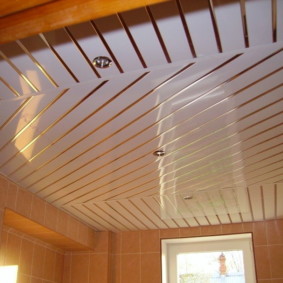 Doublure de plafond diagonale dans la salle de bain