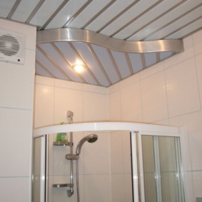 Zonage de salle de bain avec revêtement de plafond