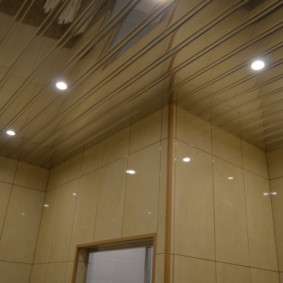 Spots encastrés dans le plafond de la salle de bain