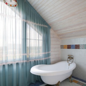 Şeffaf bir perde ile bir odada banyo