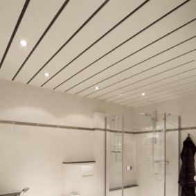 Plafond à lattes dans la salle de bain avec douche