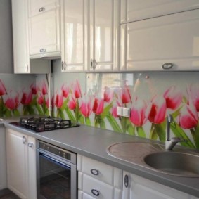 Rózsaszín tulipánok a konyhai kötényen