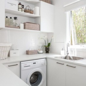 Interieur van een kleine keuken in witte kleur