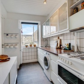 Smalle keuken met deur naar het balkon