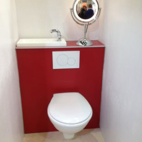 Toaleta albă pe un perete roșu