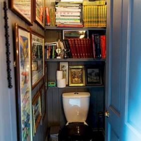 Rafturi cu cărți în toaleta unei case de țară