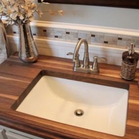 Dřevěná deska v koupelně