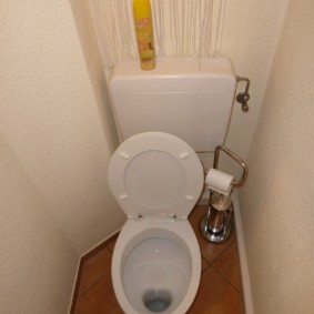 Zvednuté kompaktní toaletní víko
