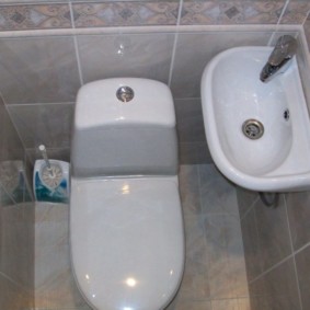 Small washbasin with compact mixer