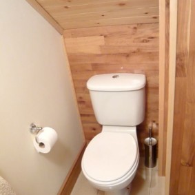 Drevená povrchová úprava malej toalety