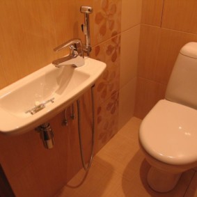 Šaura tualetes izlietne ar higiēnisku dušu