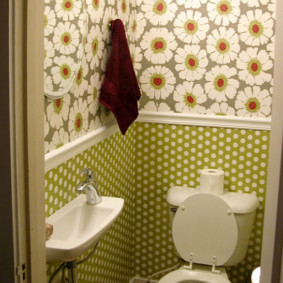 Papel pintado en el interior de un pequeño baño