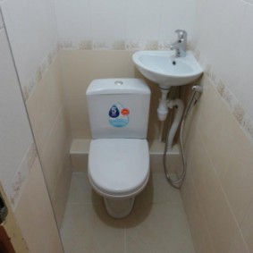 Γωνιακός νεροχύτης στην τουαλέτα Χρουστσόφ