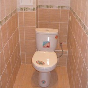 Kompakt toalettmodell på gulvet