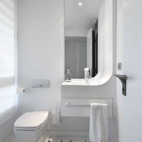 WC design v bílé barvě