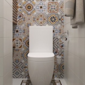 Tigla in stil patchwork pe peretele toaletei