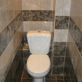 Toaletný interiér s rímsou v stene