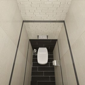 Svart gulv på toalettet med hvite vegger
