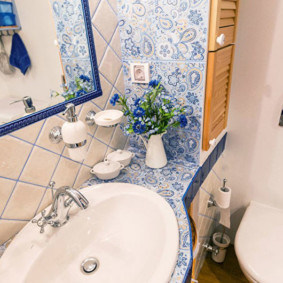 Lite toalett i Provence-stil